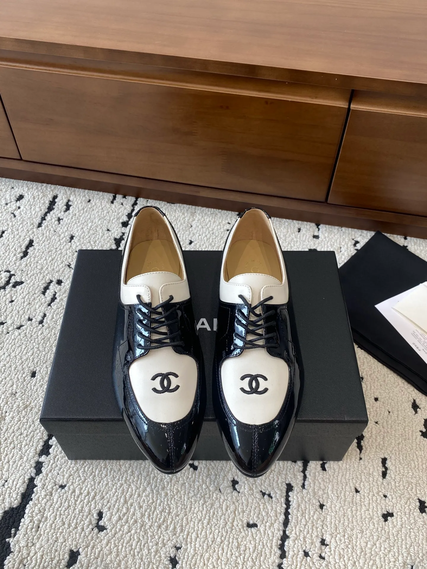 👟👟Ex-factory price 580👟👟 🍀CHANEL｜Chanel Xiaoxiang 25C new autumn and winter products, pointed-toe flat-soled deep-mouth shoes, full of retro style, elegant shoe shape, very pleasing to look at. The pointed toe makes the feet become thinner and looks slender. The classic double-C electric alluring design is particularly fashionable and elegant. The upper is made of top calf patent leather and the lining is silk sheepskin. It is super comfortable. Italian imported cowhide leather outsole. Size: 35-39 (customized 40/41) 👉 👉 👉 Buy now 👉 Buy now 👉